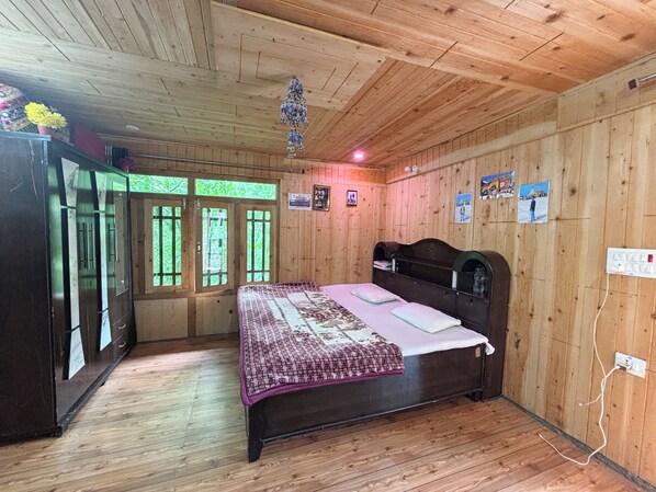 8 bedrooms, iron/ironing board, internet, bed sheets