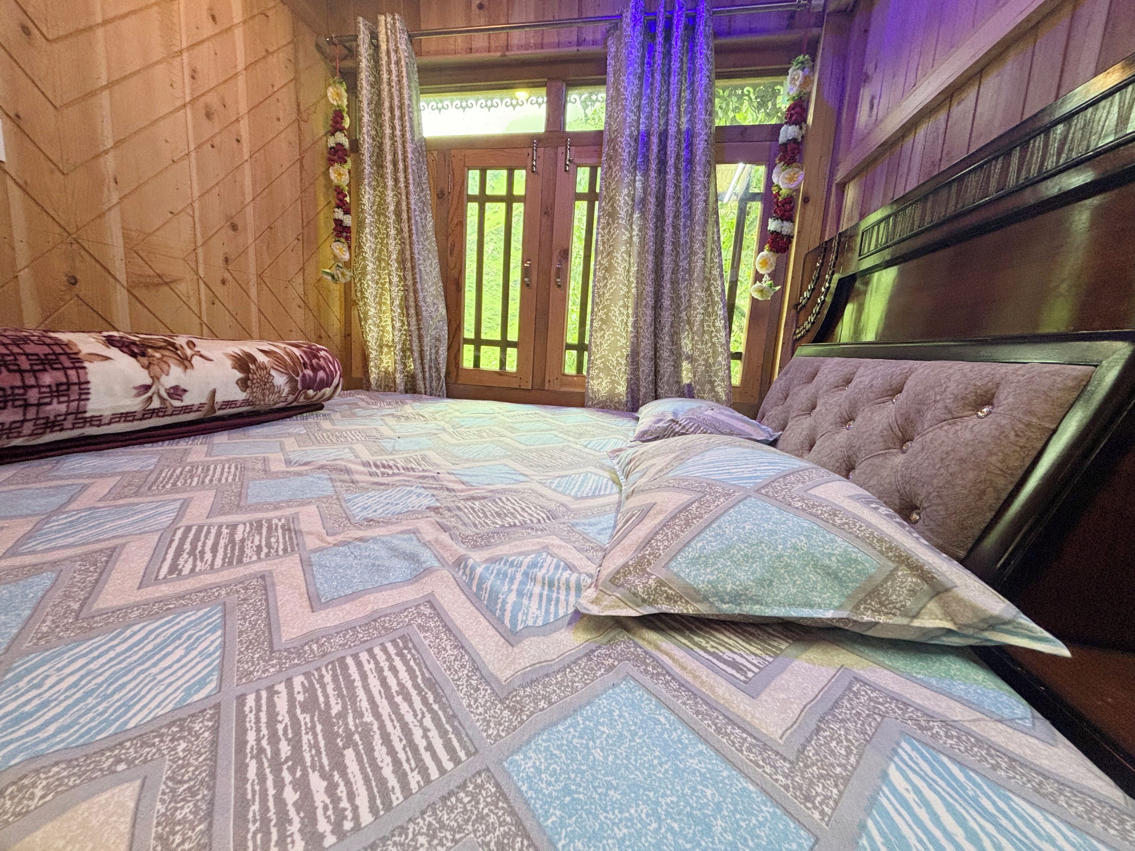 8 bedrooms, iron/ironing board, Internet, bed sheets