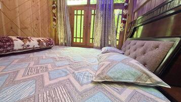 8 bedrooms, iron/ironing board, Internet, bed sheets