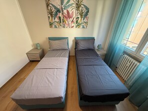 2 chambres, coffres-forts dans les chambres, fer et planche à repasser
