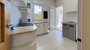 Kühlschrank, Mikrowelle, Ofen, Geschirrspüler