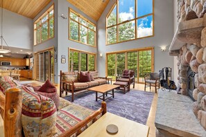 Smart-TV, Kamin, Tischtennisplatte, Bücher