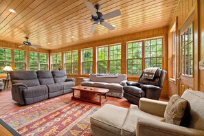 Een smart-tv, een open haard, een tafeltennistafel en boeken