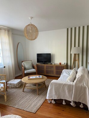 Smart-TV, BĂŒcher, Stereoanlage