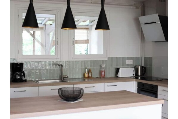 KĂŒhlschrank, Mikrowelle, Ofen, Herdplatte