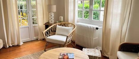 Smart TV, books, stereo