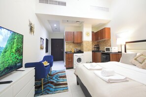 開放式客房 | 起居區 | 35-吋智慧型電視，提供數位頻道