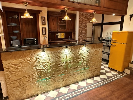 Cafetera/tetera, tetera/pava eléctrica, silla alta para bebés