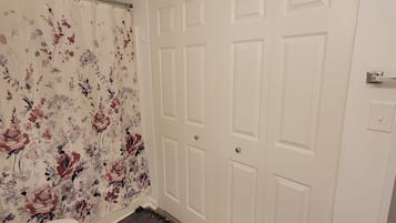Secador de cabelo, toalhas de banho, sabonete, papel higiênico
