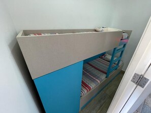 2 bedrooms, iron/ironing board, internet, bed sheets