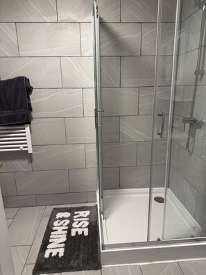 Haartrockner, Handtücher, Toilettenpapier