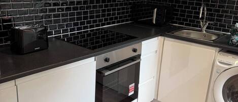 Een koelkast, een microgolfoven, een oven, een kookplaat