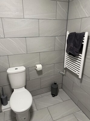Sèche-cheveux, serviettes fournies, papier toilette