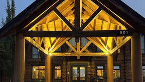 Eine Holzlodge mit überdachter Veranda und einem Hinweisschild mit der Nummer 801.
