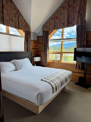 Premium Room, 1 King Bed, Mountain View | Premium bedding, down comforters, free WiFi, bed sheets - Lodge and Lantern (Golden)
