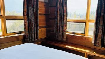 Superior Room, 1 Queen Bed, Non Smoking, Mountain View | Premium bedding, down duvets, free WiFi, bed sheets