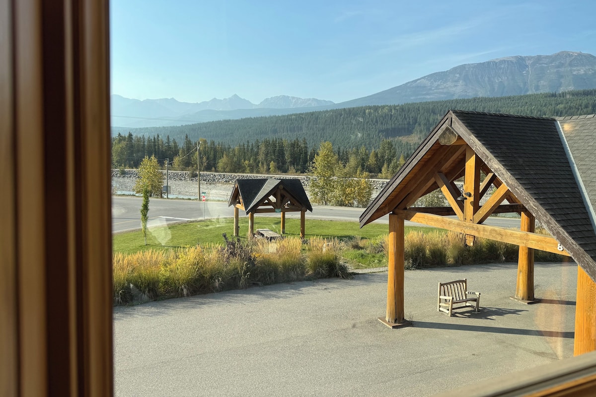 Premium Room, 1 King Bed, Mountain View | Premium bedding, down comforters, free WiFi, bed sheets