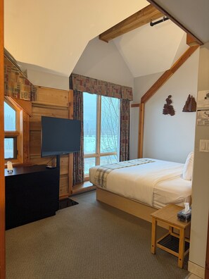 Premium Room, Multiple Beds, Mountain View | Premium bedding, down comforters, free WiFi, bed sheets - Lodge and Lantern (Golden)