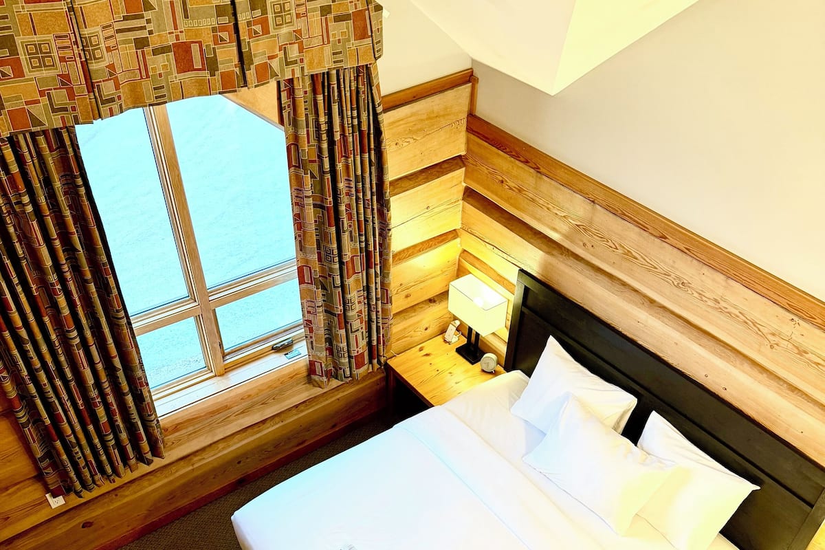 Premium bedding, down duvets, free WiFi, bed sheets