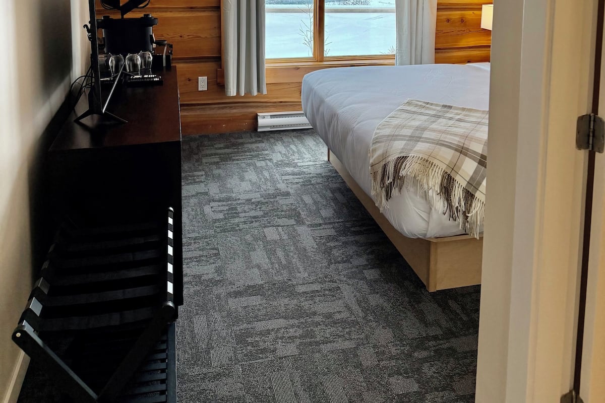 Habitación, 1 cama King size, vista a la montaña | Ropa de cama de alta calidad, edredón, wifi gratis y ropa de cama