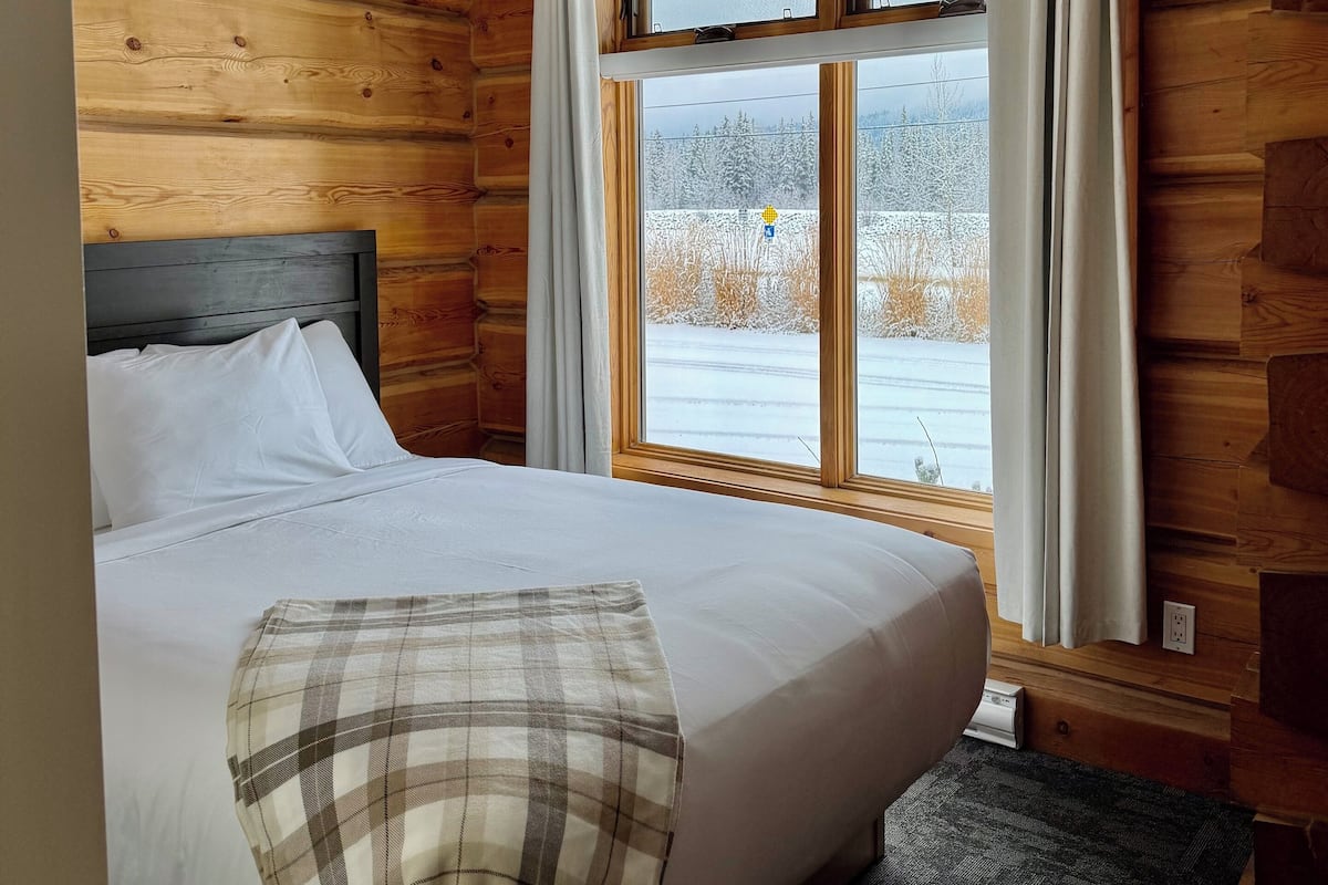 Habitación, 1 cama Queen size, vista a la montaña | Ropa de cama de alta calidad, edredón, wifi gratis y ropa de cama