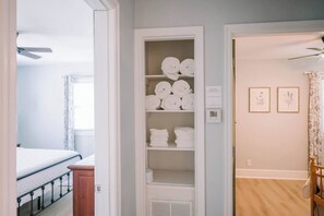 3 chambres, fer et planche à repasser, lit parapluie, Wi-Fi gratuit