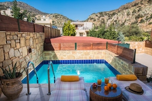 Una piscina techada, una piscina al aire libre
