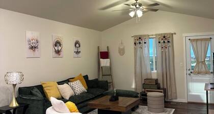 Cozy Hilltop Retreat