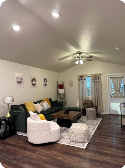 Cozy Hilltop Retreat