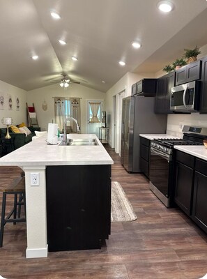 Fridge, microwave, oven, stovetop - Cozy Hilltop Retreat (Rapid City)
