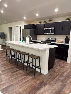 Een koelkast, een microgolfoven, een oven, een kookplaat