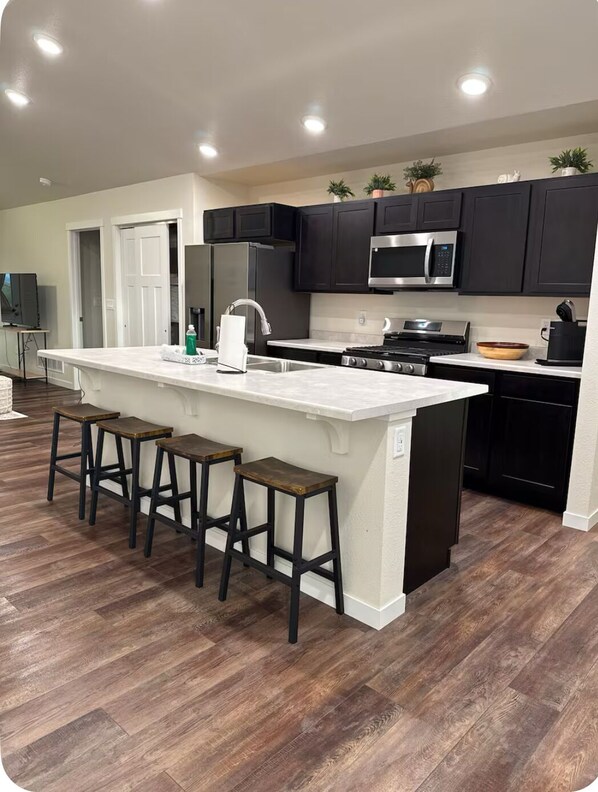 Fridge, microwave, oven, stovetop - Cozy Hilltop Retreat (Rapid City)