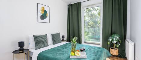 Bureau, rideaux occultants, fer et planche à repasser