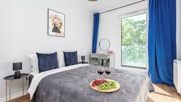 Comfort appartement | Een bureau, verduisterende gordijnen, geluiddichte muren