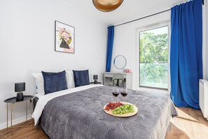 Lägenhet Comfort | Skrivbord, mörkläggningsgardiner, ljudisolering och strykjärn/strykbräda