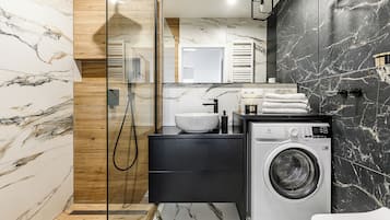 Comfort Apartment | Bathroom | Shower, rainfall showerhead, hair dryer, towels