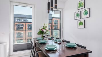 Comfort appartement | Privékeuken | Een koelkast, een magnetron, een oven, een vaatwasser