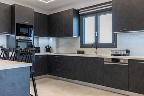 Vila Keluarga | Dapur pribadi | Lemari es besar, microwave, oven, dan kompor