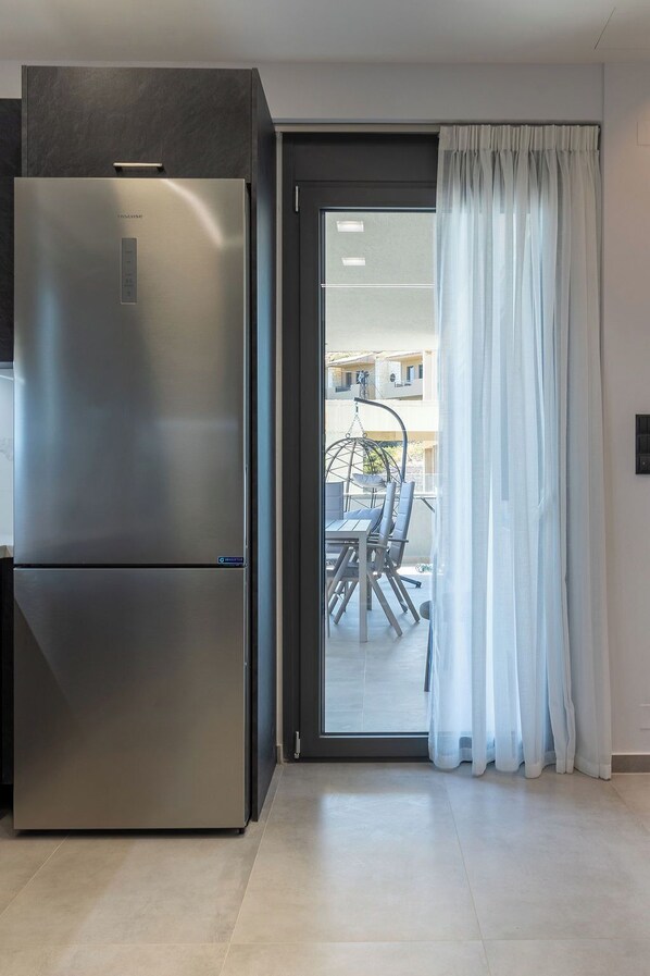 Vila Keluarga | Dapur pribadi | Lemari es besar, microwave, oven, dan kompor