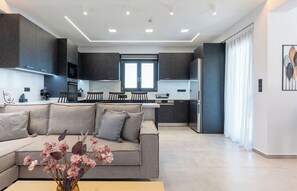Villa Familiale | Coin séjour | TV connectée de 55 pouces avec chaînes numériques