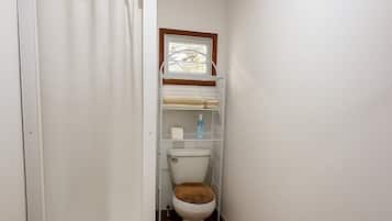 Douche, sĂšche-cheveux, serviettes fournies, savon