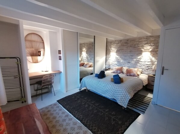 3 bedrooms, iron/ironing board, WiFi, bed sheets