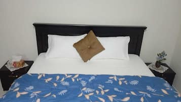 Tabla de planchar con plancha, wifi y ropa de cama