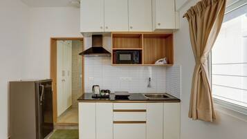 Deluxe Twin Room | Private kitchenette | Fridge, microwave, oven, electric kettle