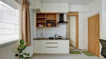 Deluxe Suite | Private kitchen | Fridge, microwave, oven, electric kettle