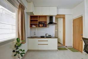 Deluxe Suite | Private kitchen | Fridge, microwave, oven, electric kettle