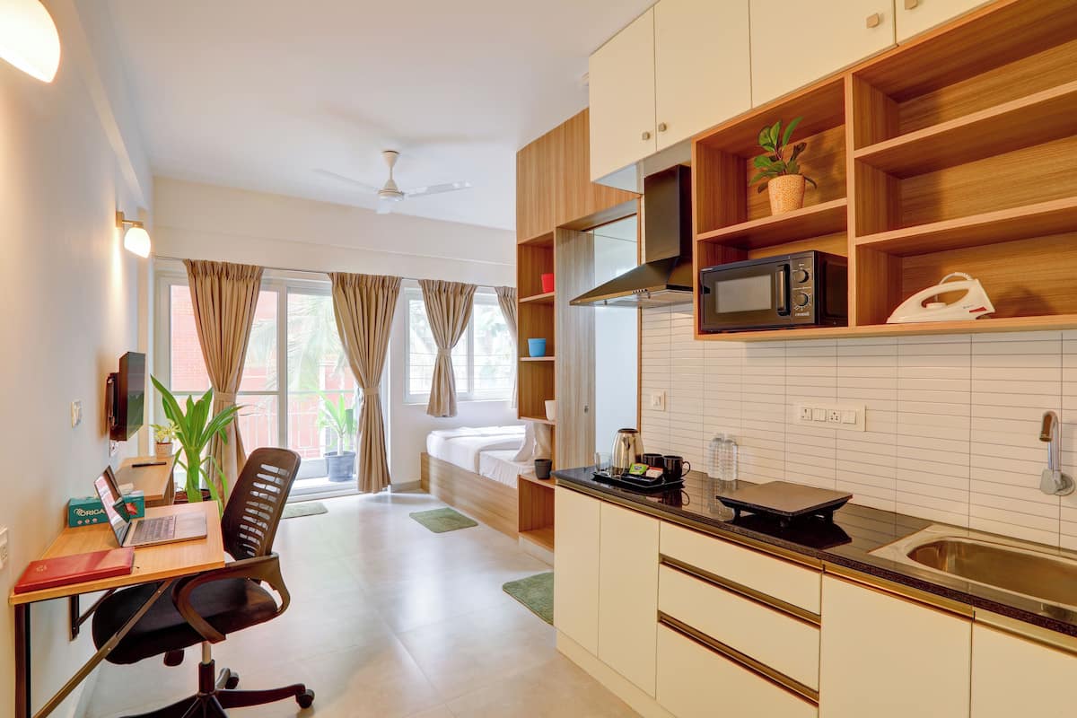 Suite, balcón, vistas a la ciudad | Ropa de cama de alta calidad y escritorio