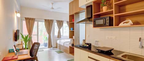 Suite, balcón, vista a la ciudad | Ropa de cama de alta calidad, muebles diferentes y escritorio