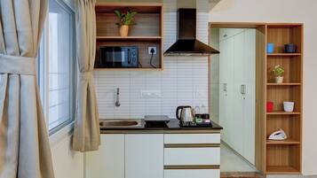 Deluxe Double Room | Private kitchen | Fridge, microwave, oven, electric kettle
