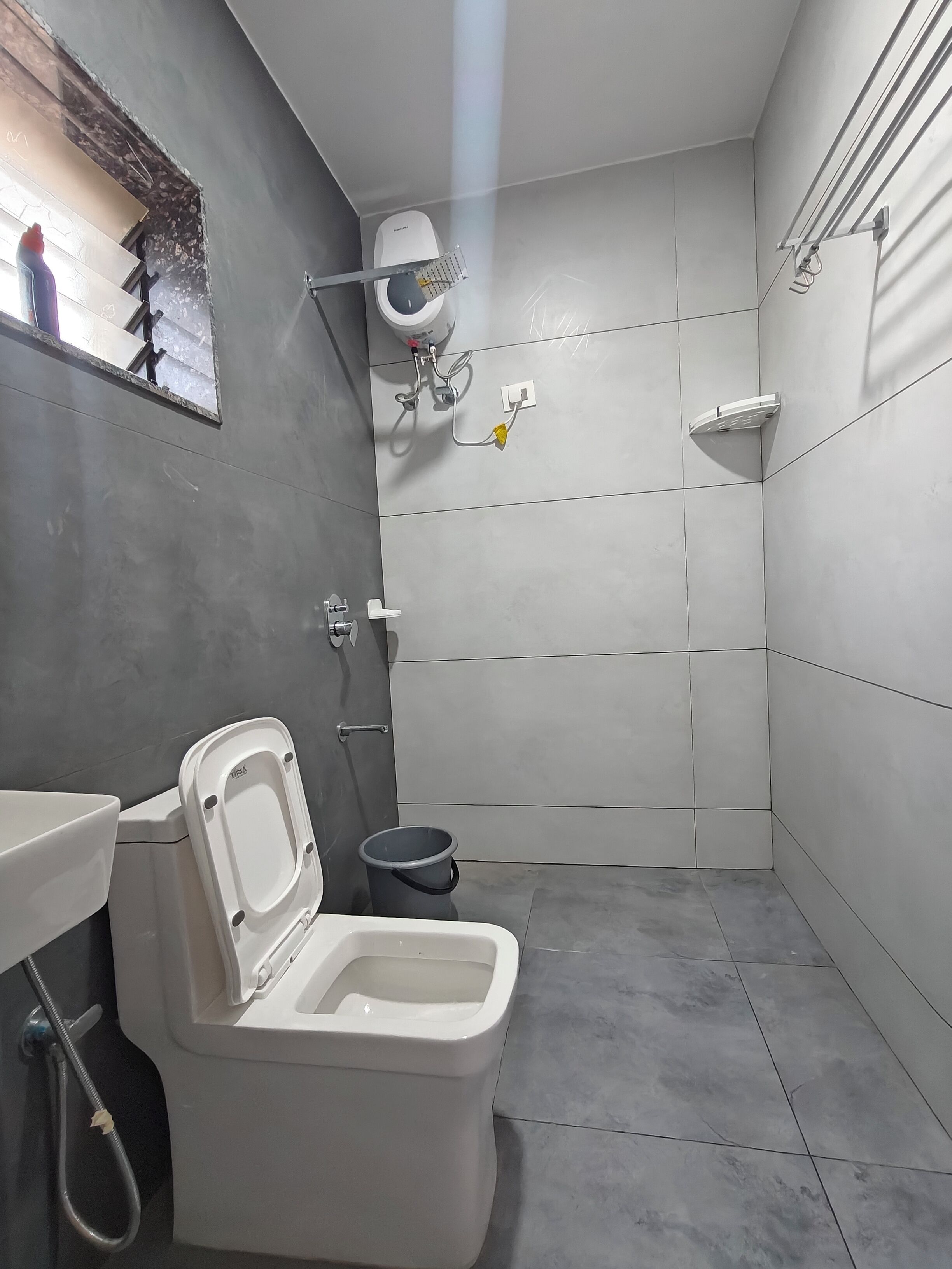 Une salle de bain moderne équipée de toilettes, d’un lavabo et d’une douche.
